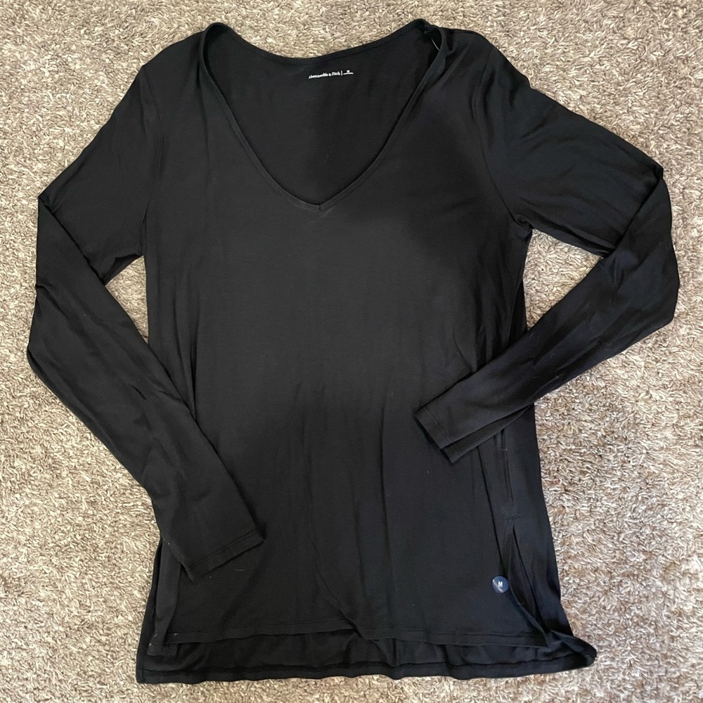 NWT Abercrombie Women’s Drapey Tee in black / medium